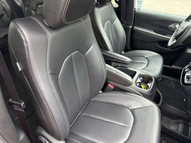 Used 2025 Chrysler Pacifica Select FWD image 16