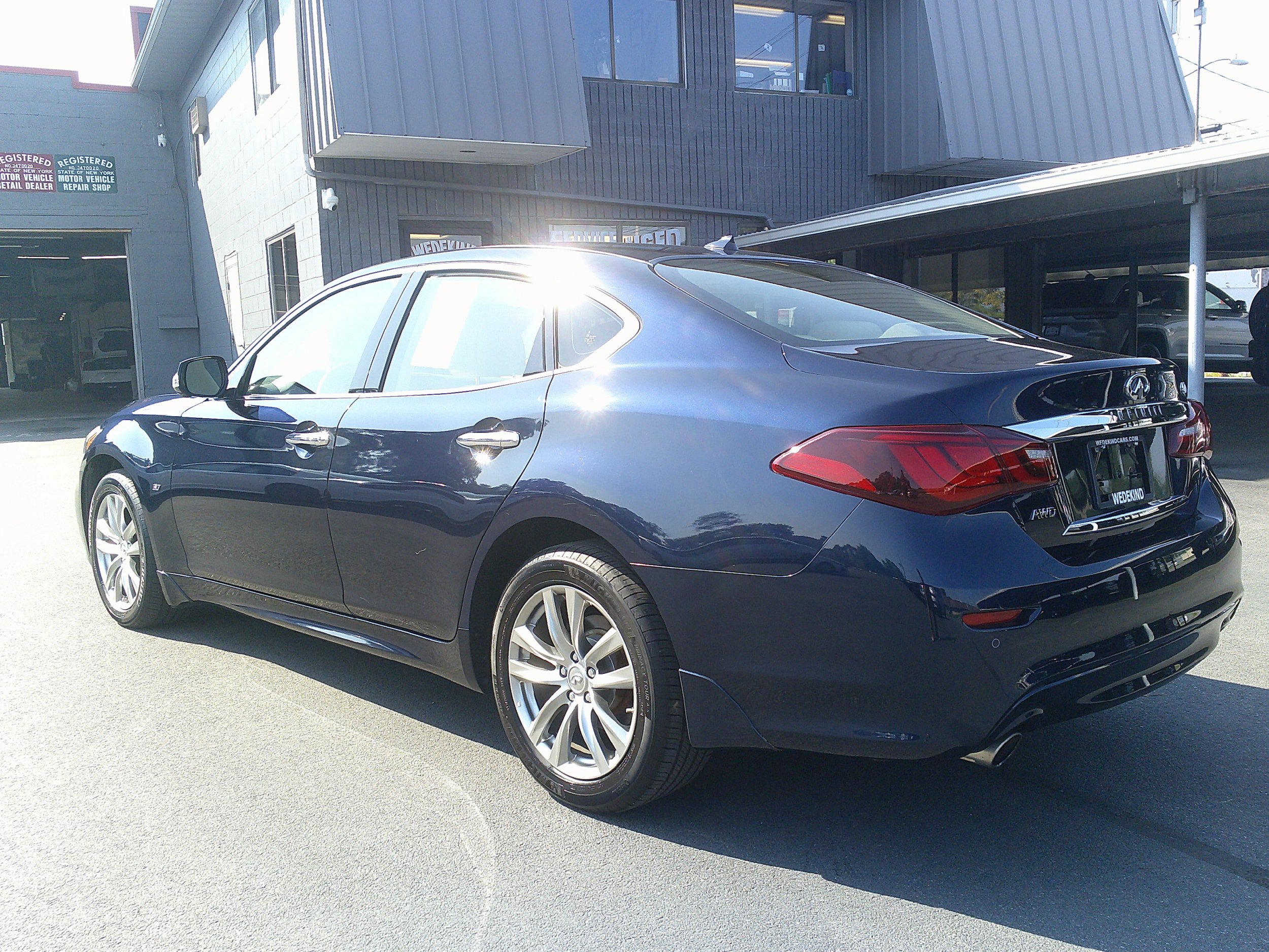 Used 2018 INFINITI Q70 Luxe w/ Cargo Package AWD/4WD image 4