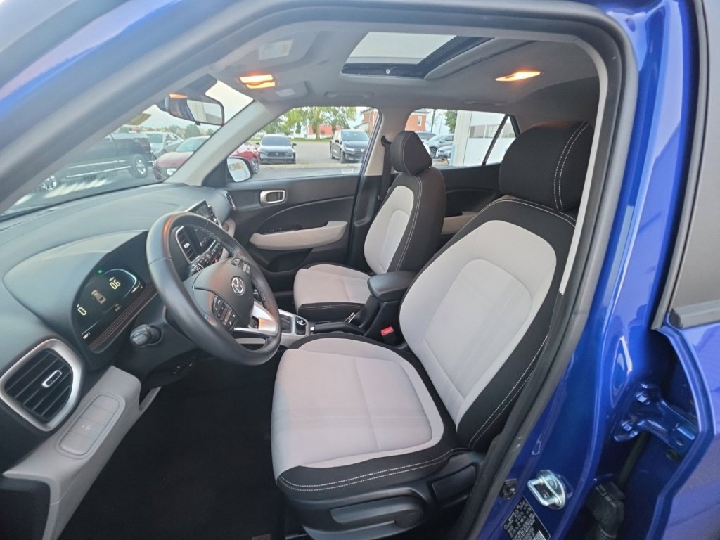 Used 2025 Hyundai Venue SEL FWD image 12