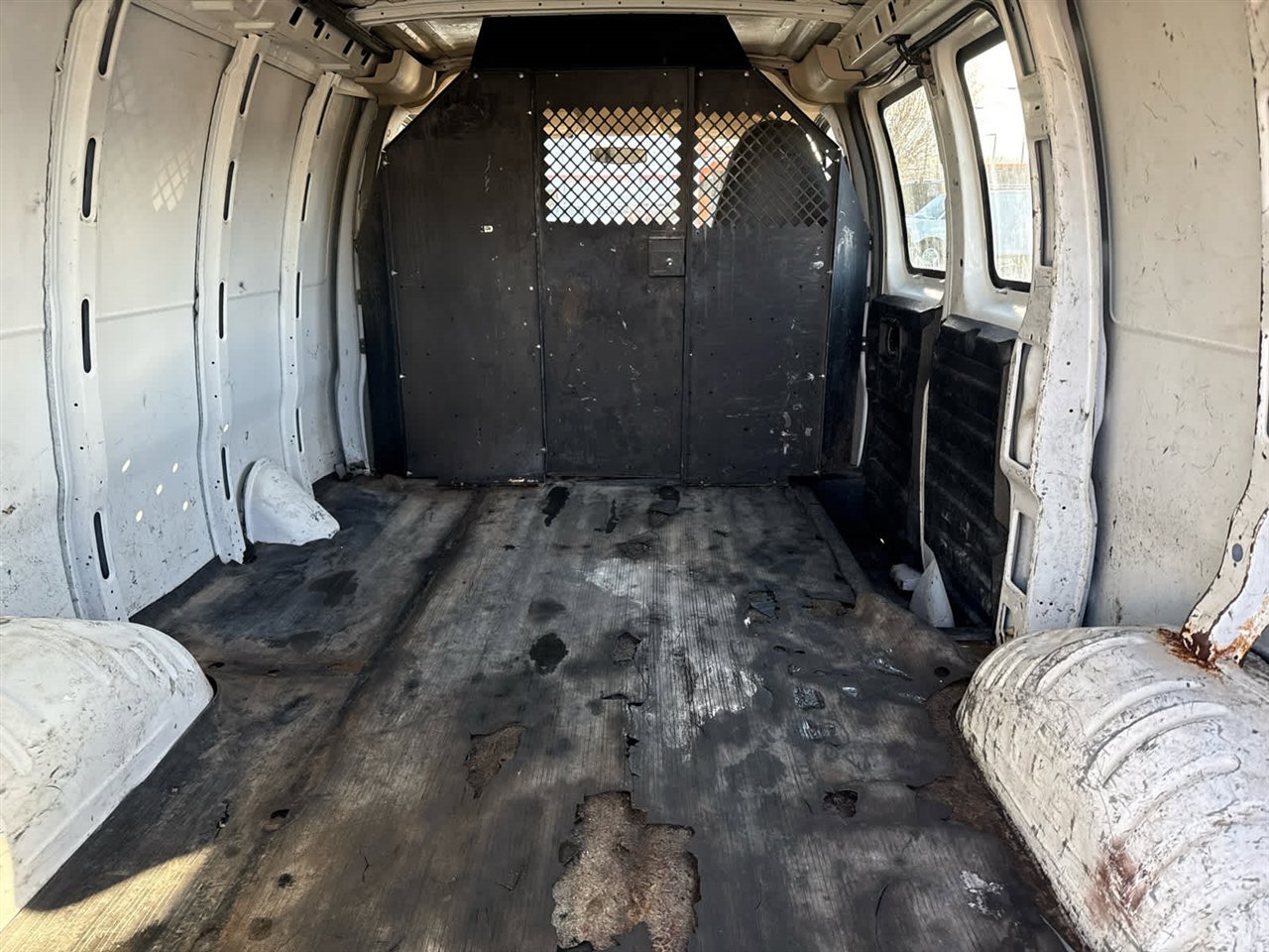 Used 2012 Chevrolet Express 2500 image 15