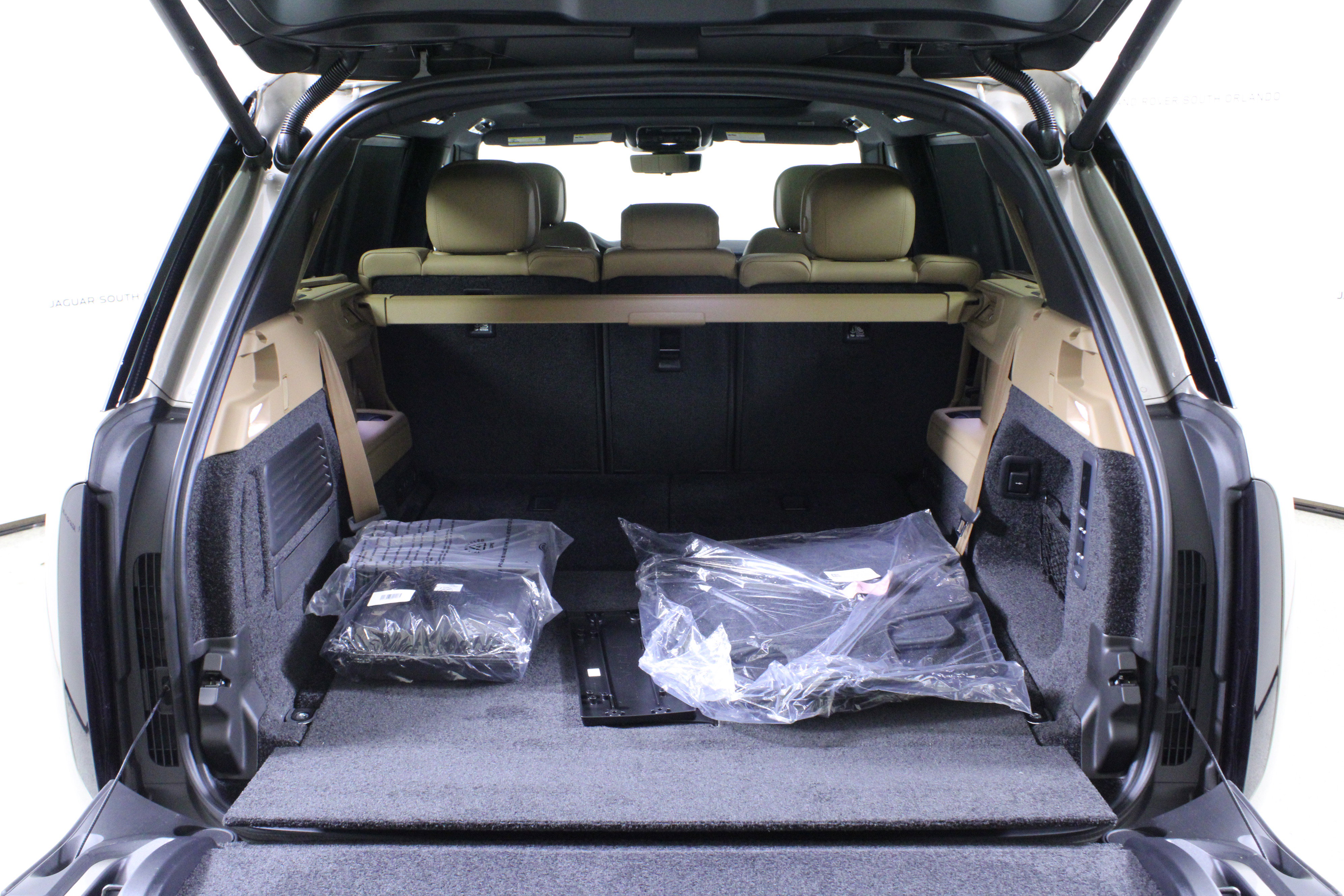 New 2026 Land Rover Range Rover Long Wheelbase SE image 9