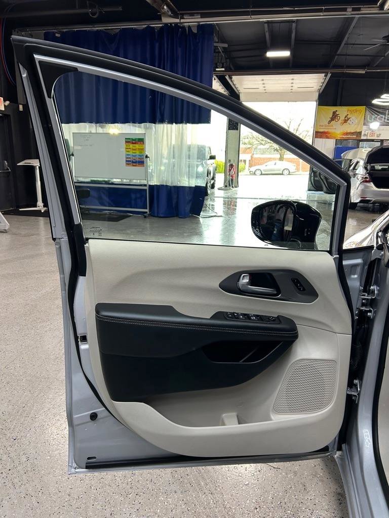 Used 2024 Chrysler Pacifica Touring-L image 23