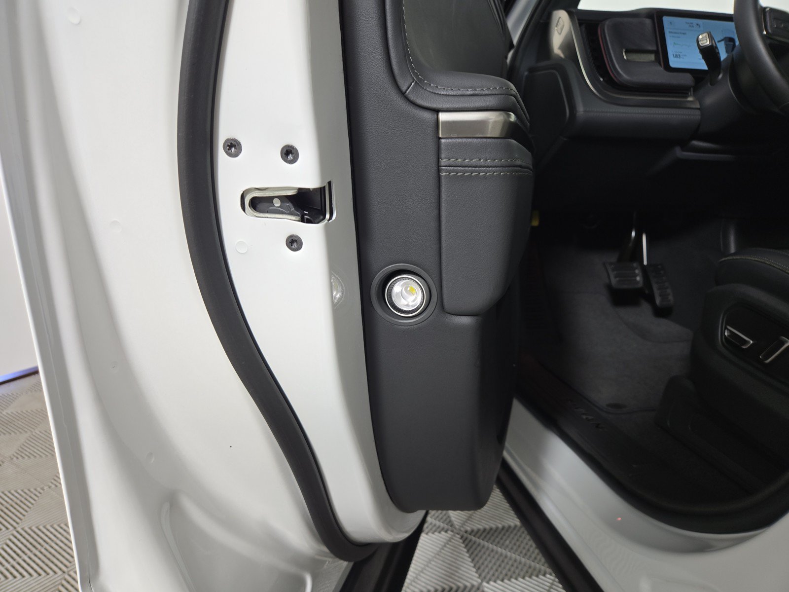 Used 2025 Rivian R1S Adventure AWD/4WD image 32