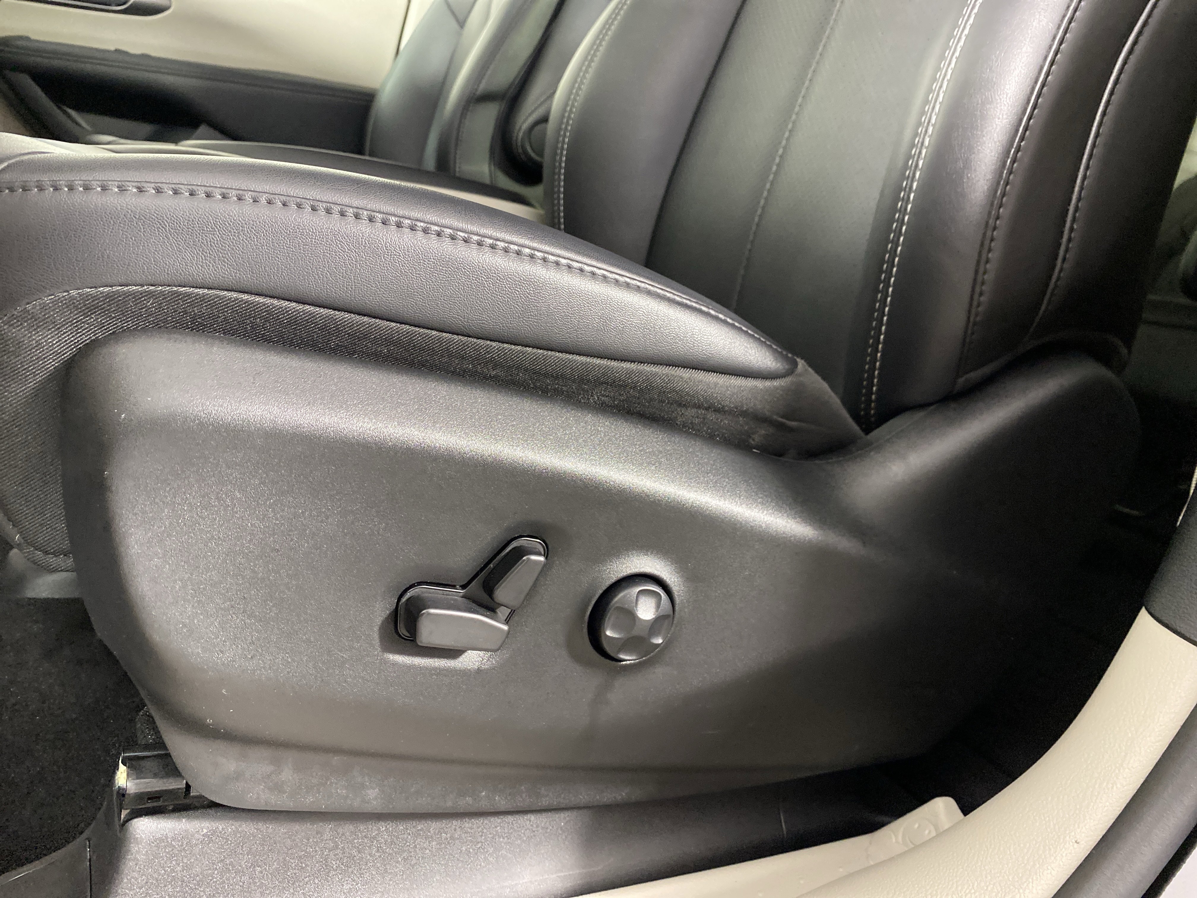 Used 2024 Chrysler Pacifica Touring-L image 17