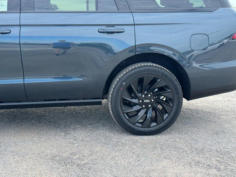 New 2025 Lincoln Navigator Reserve image 9