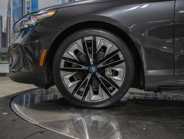 Used 2024 BMW i5 eDrive40i w/ Premium Package RWD image 5