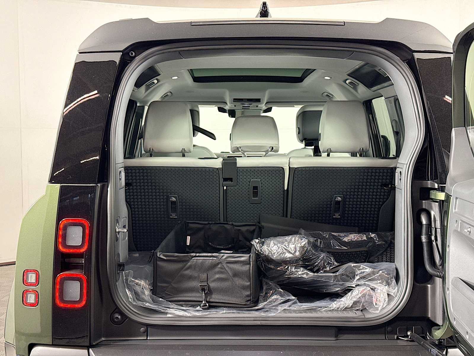 New 2026 Land Rover Defender 110 X-Dynamic SE AWD/4WD image 25