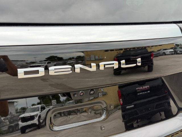 New 2027 GMC Yukon Denali w/ Denali Reserve Package AWD/4WD image 16