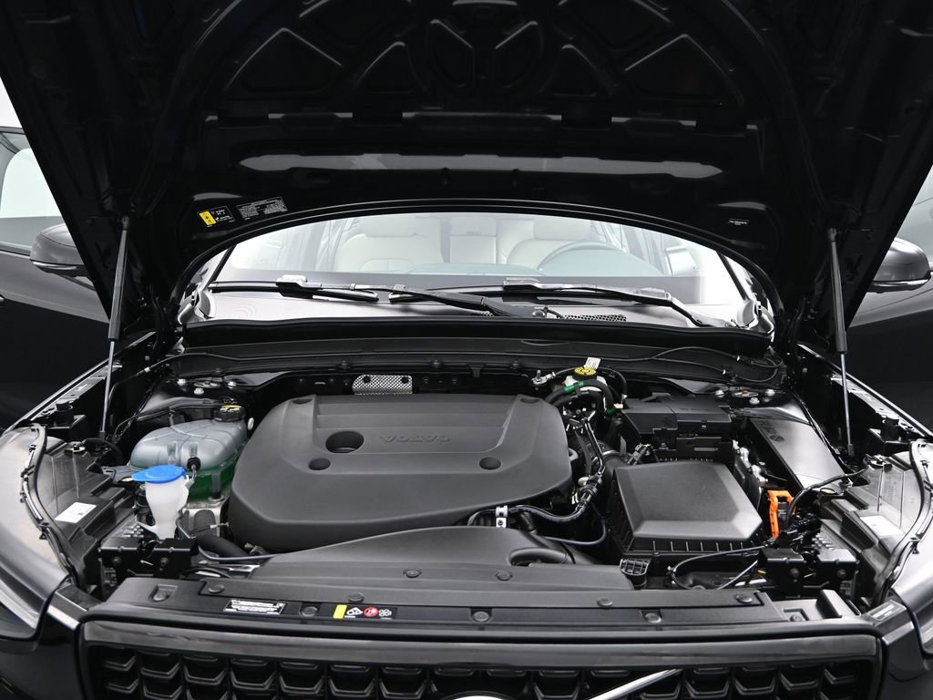 Used 2025 Volvo XC40 B5 Ultra image 21