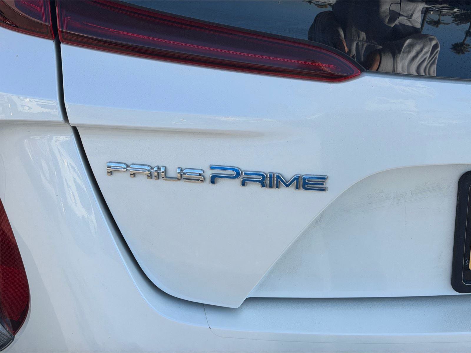 Used 2017 Toyota Prius Prime Advanced w/ Carpet Mat Package FWD image 10