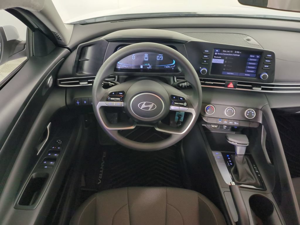 Used 2025 Hyundai Elantra SE FWD image 17