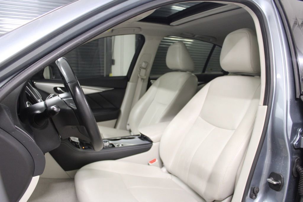 Used 2020 INFINITI Q50 Luxe w/ Essential Package (3.0T Luxe) RWD image 5