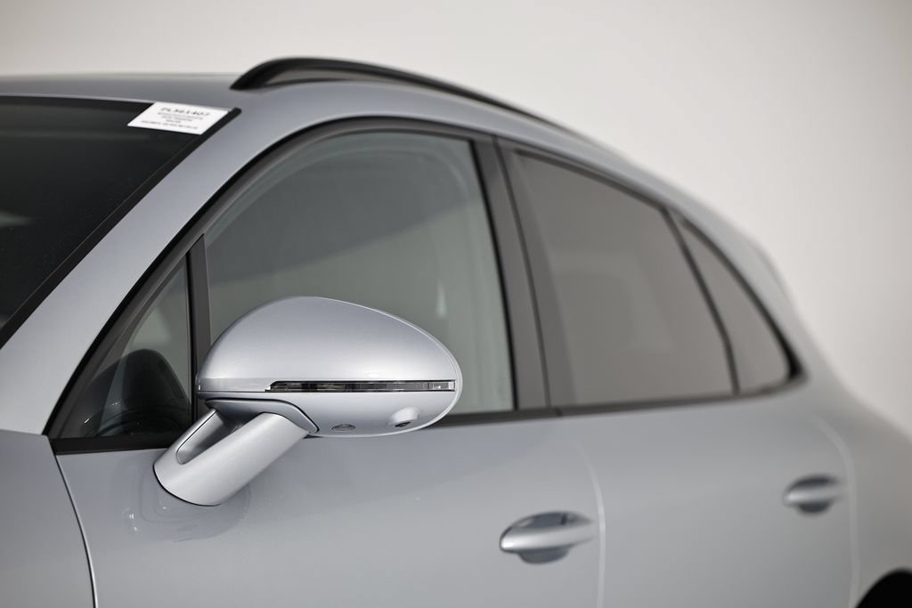 Certified 2026 Porsche Macan AWD/4WD image 12