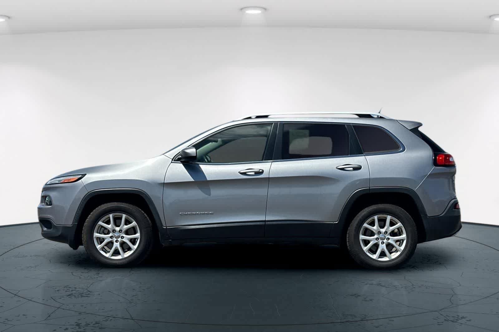 Used 2017 Jeep Cherokee Latitude w/ True North Edition AWD/4WD image 9