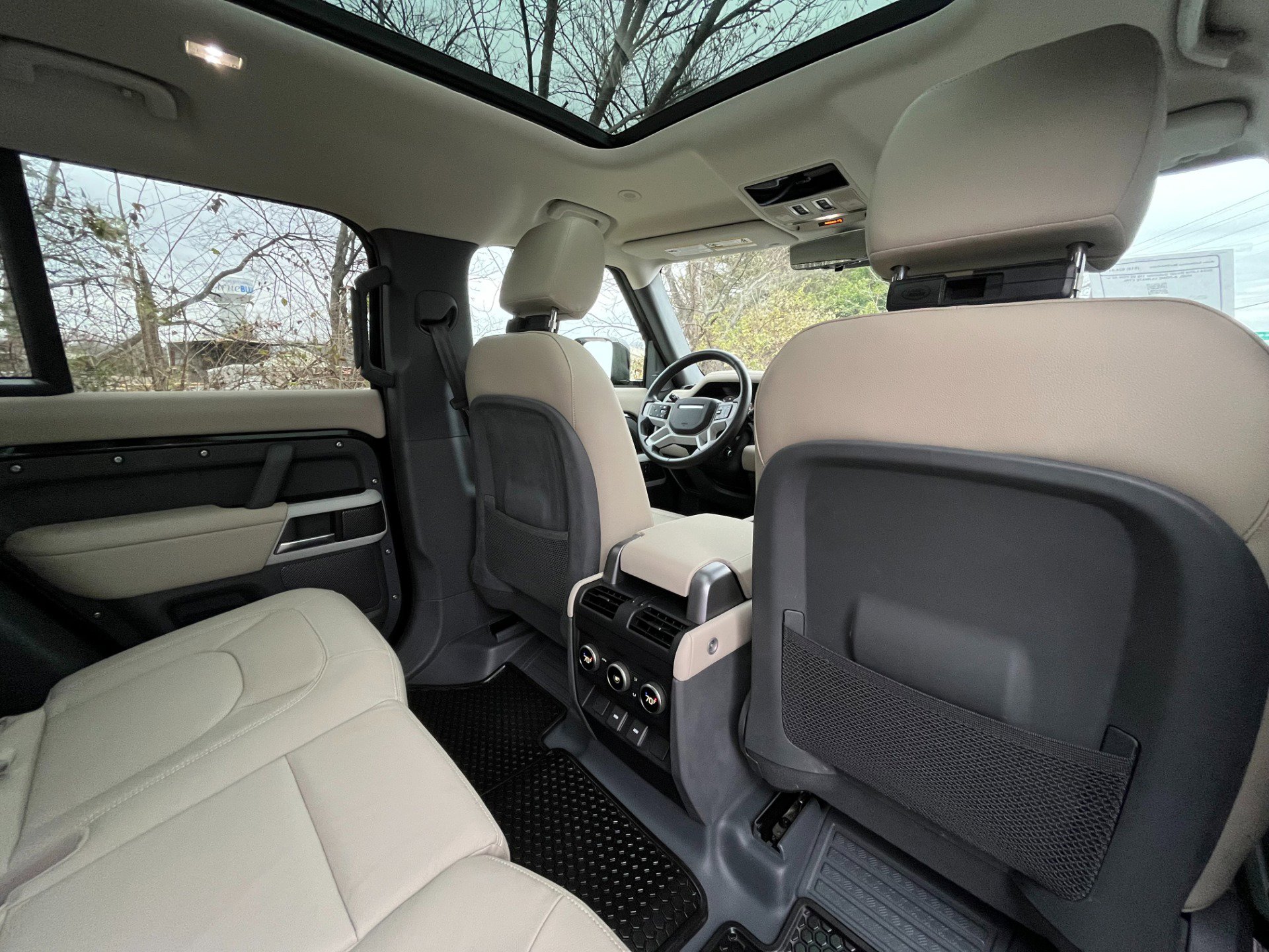 Used 2024 Land Rover Defender 110 SE image 22