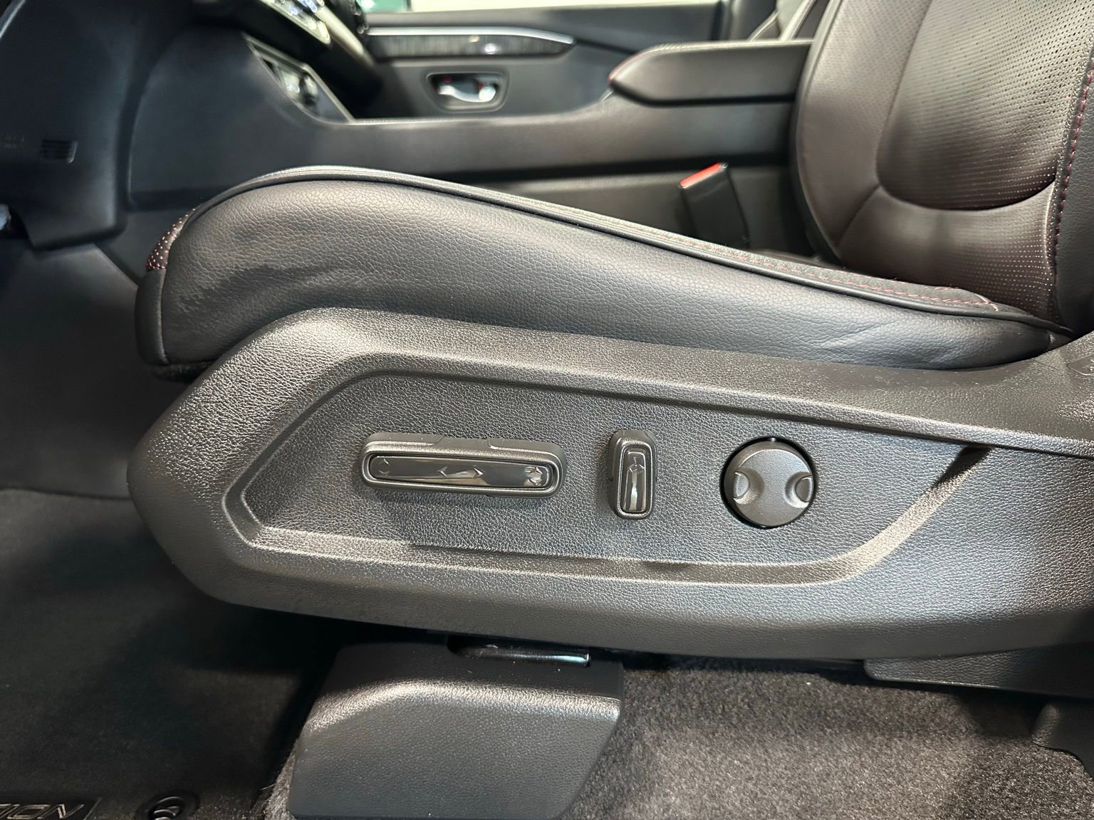 Used 2025 Honda Pilot Black Edition image 13