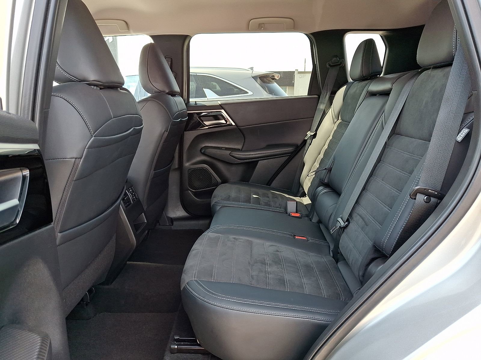 Used 2024 Mitsubishi Outlander SE AWD/4WD image 8