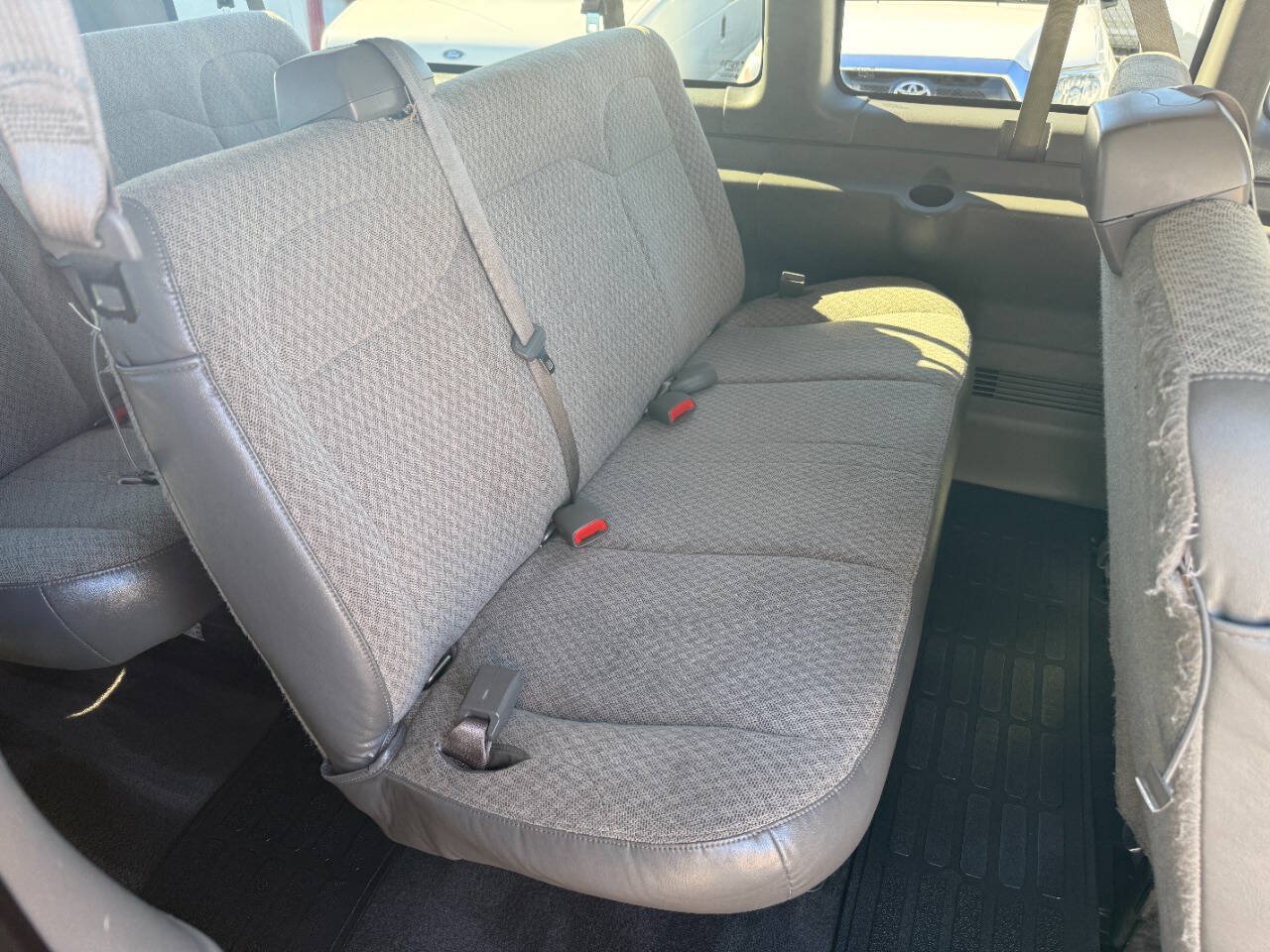 Used 2008 GMC Savana 3500 Extended Passenger w/ LT Preferred Equipment Group RWD image 16