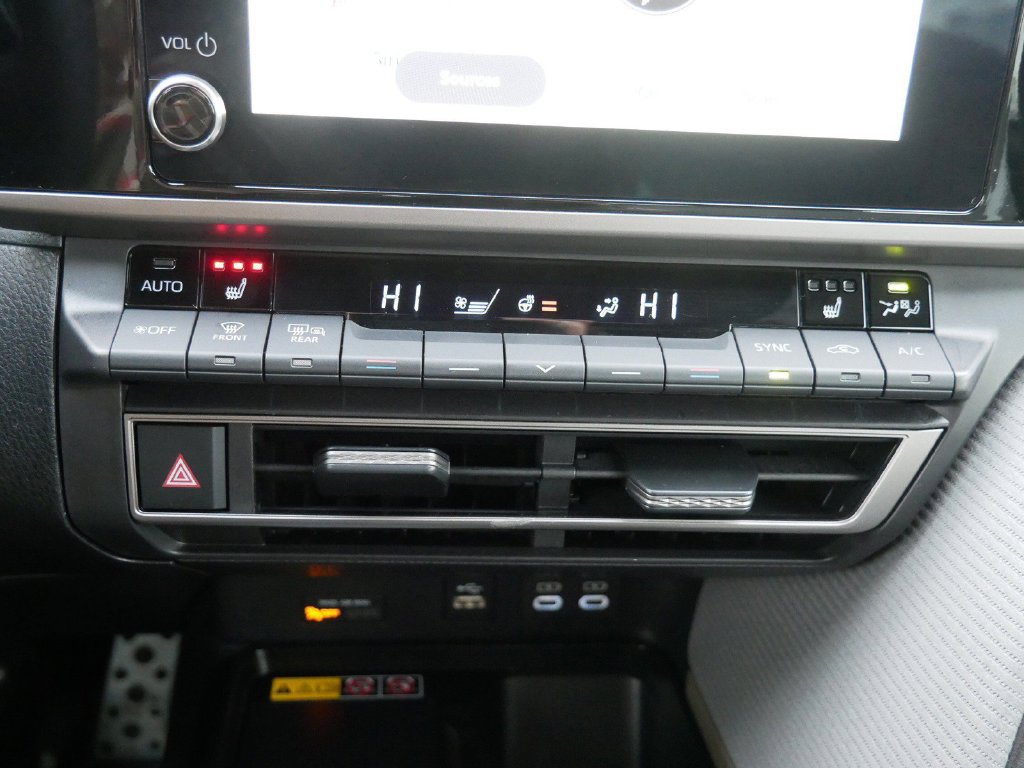 Used 2025 Toyota Camry SE w/ Convenience Package AWD/4WD image 22
