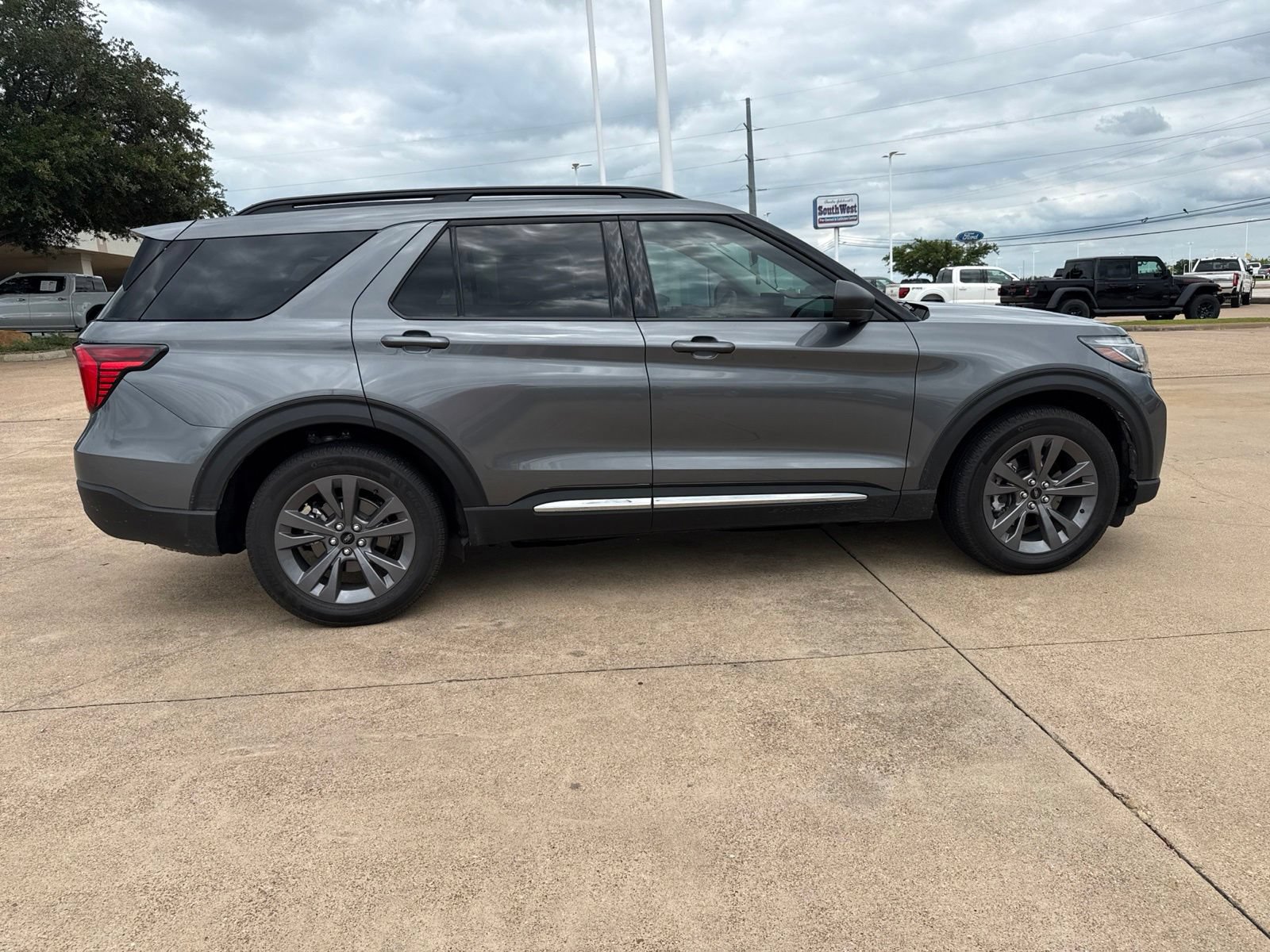 Used 2025 Ford Explorer Active w/ Active Comfort Package AWD/4WD image 8