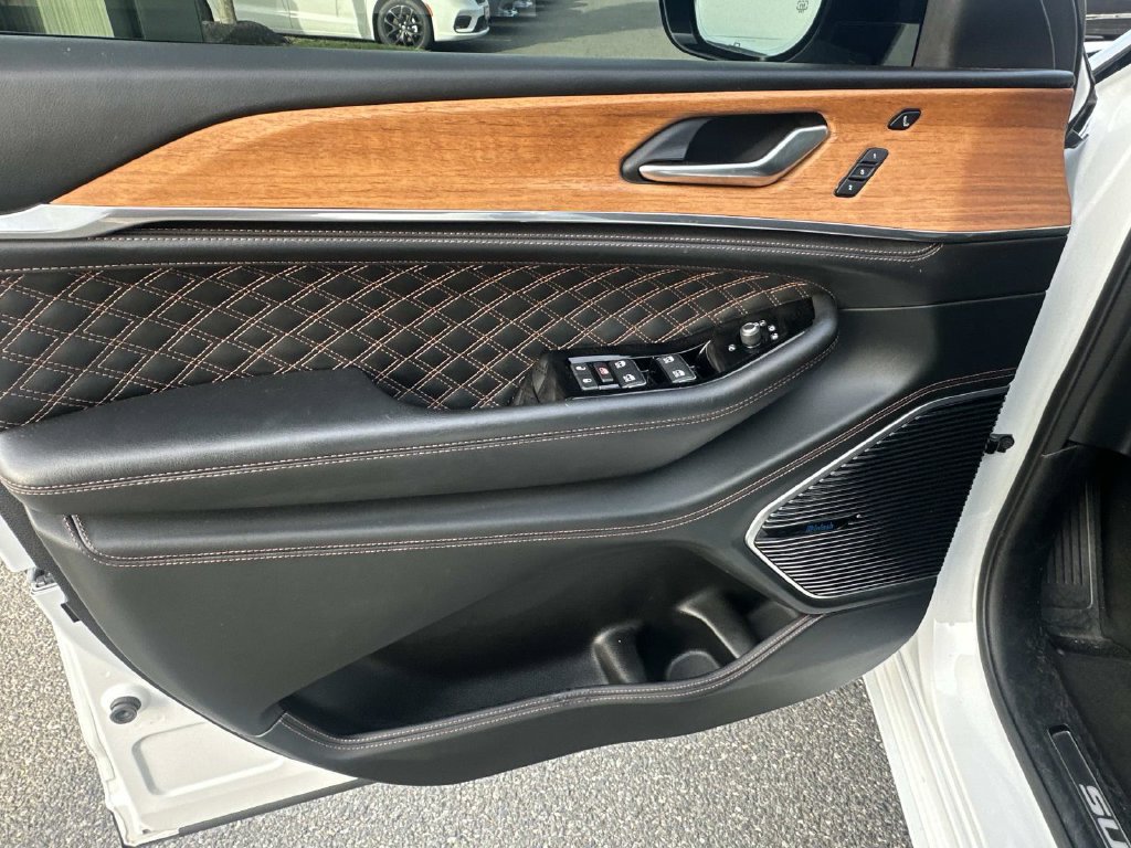 Used 2022 Jeep Grand Cherokee Summit AWD/4WD image 20