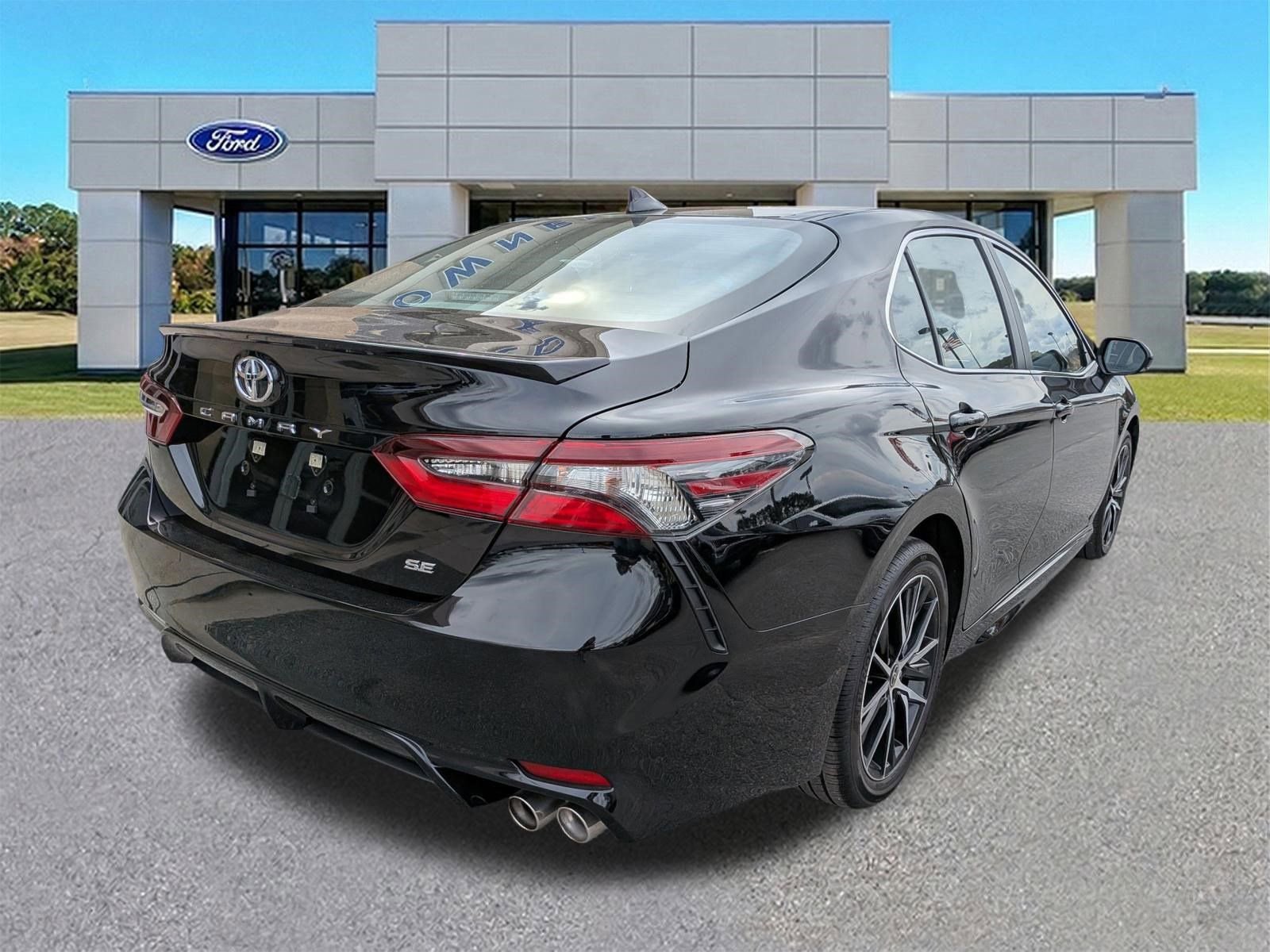 Used 2024 Toyota Camry SE w/ Convenience Package image 2