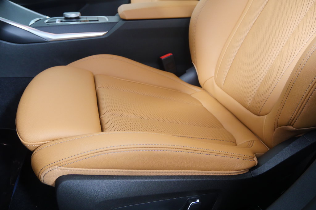 New 2026 BMW 330i Sedan w/ M Sport Package RWD image 9