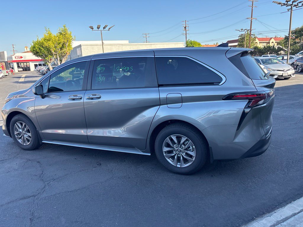 Used 2026 Toyota Sienna LE FWD image 7