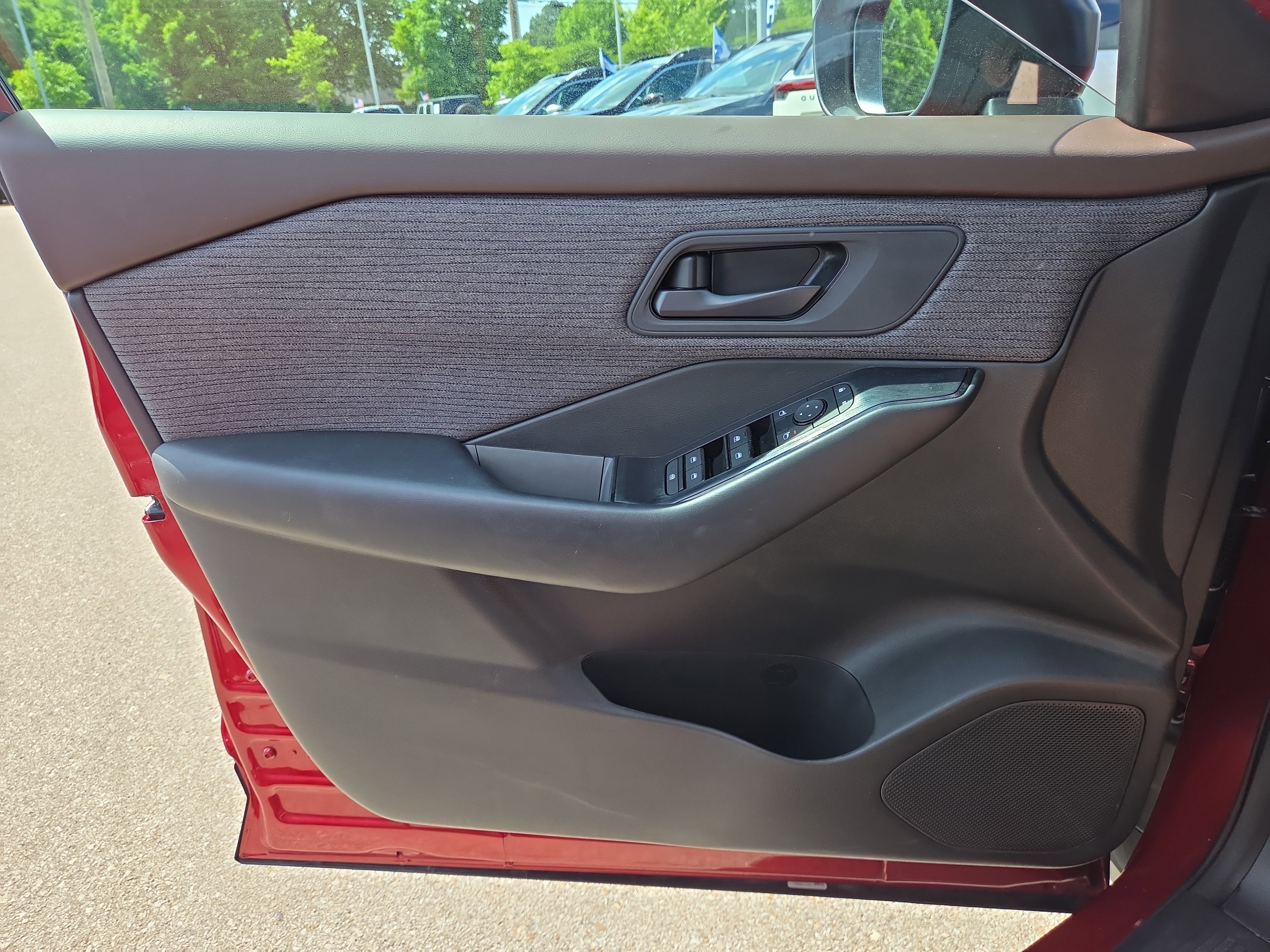 Used 2023 Nissan Rogue S AWD/4WD image 17