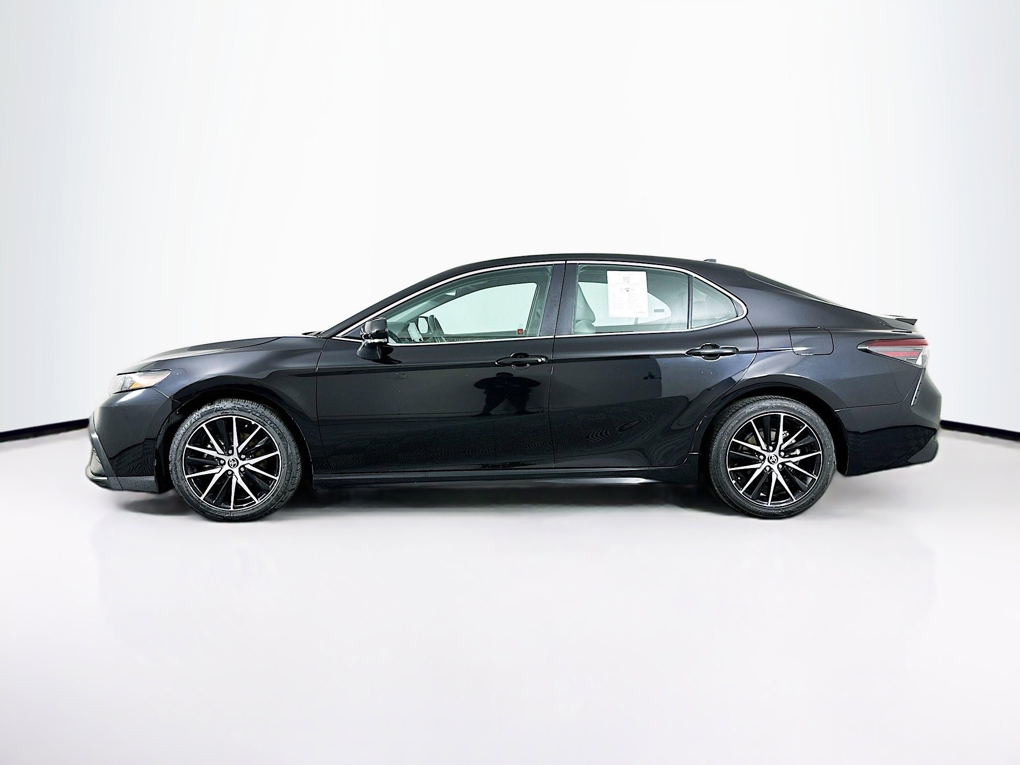 Used 2024 Toyota Camry SE AWD/4WD image 4