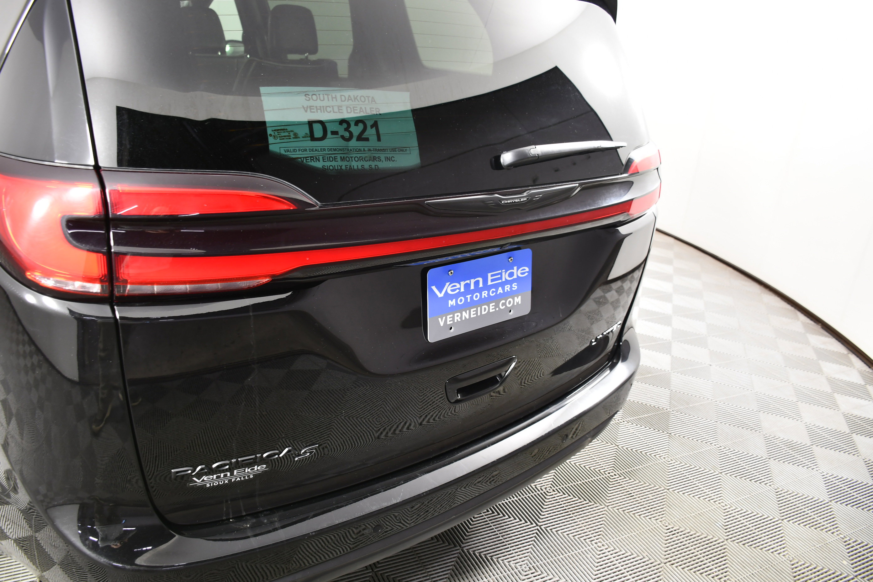 Used 2025 Chrysler Pacifica Limited image 15