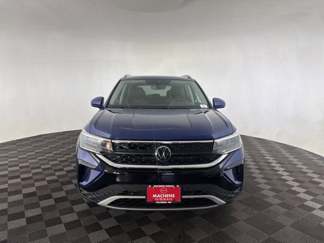 Used 2023 Volkswagen Taos SE w/ Panoramic Sunroof Package image 2