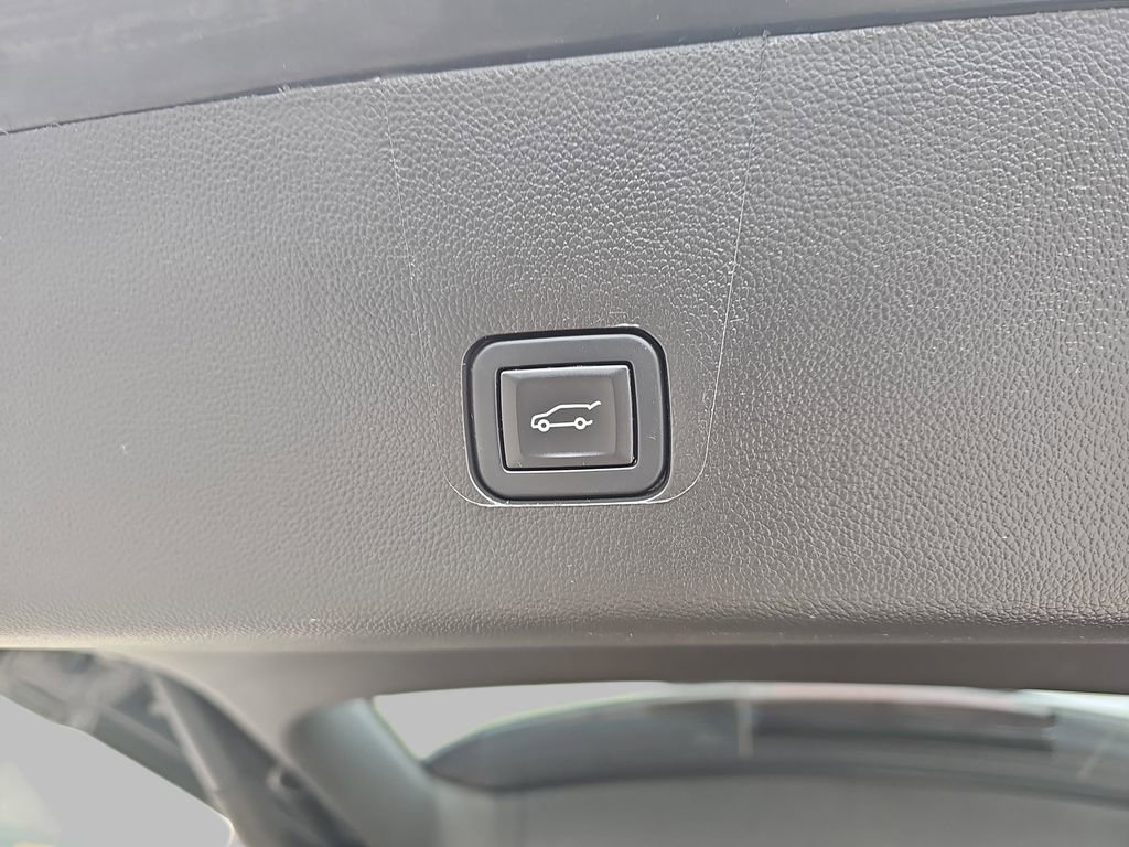 Used 2023 Chevrolet Traverse Premier AWD/4WD image 18