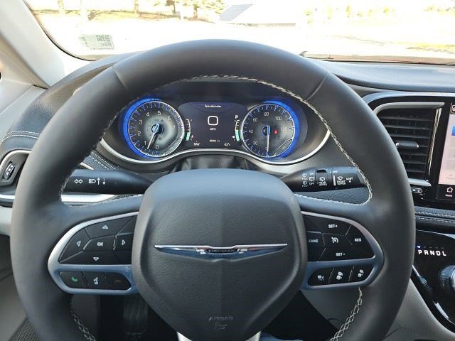 Used 2023 Chrysler Pacifica Touring-L image 20