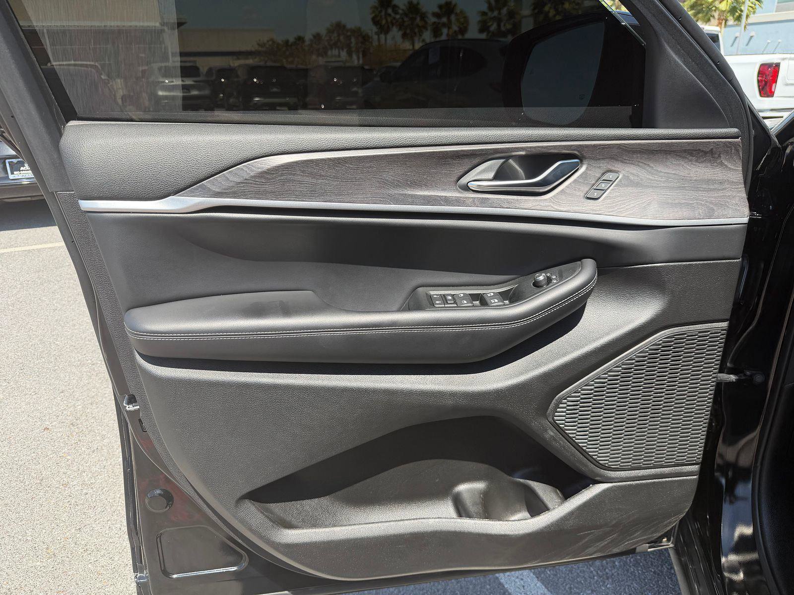 Used 2025 Jeep Grand Cherokee Limited w/ Black Appearance Package image 6