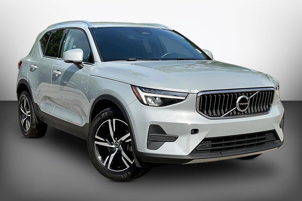 Used 2024 Volvo XC40 B5 Core AWD/4WD image 3