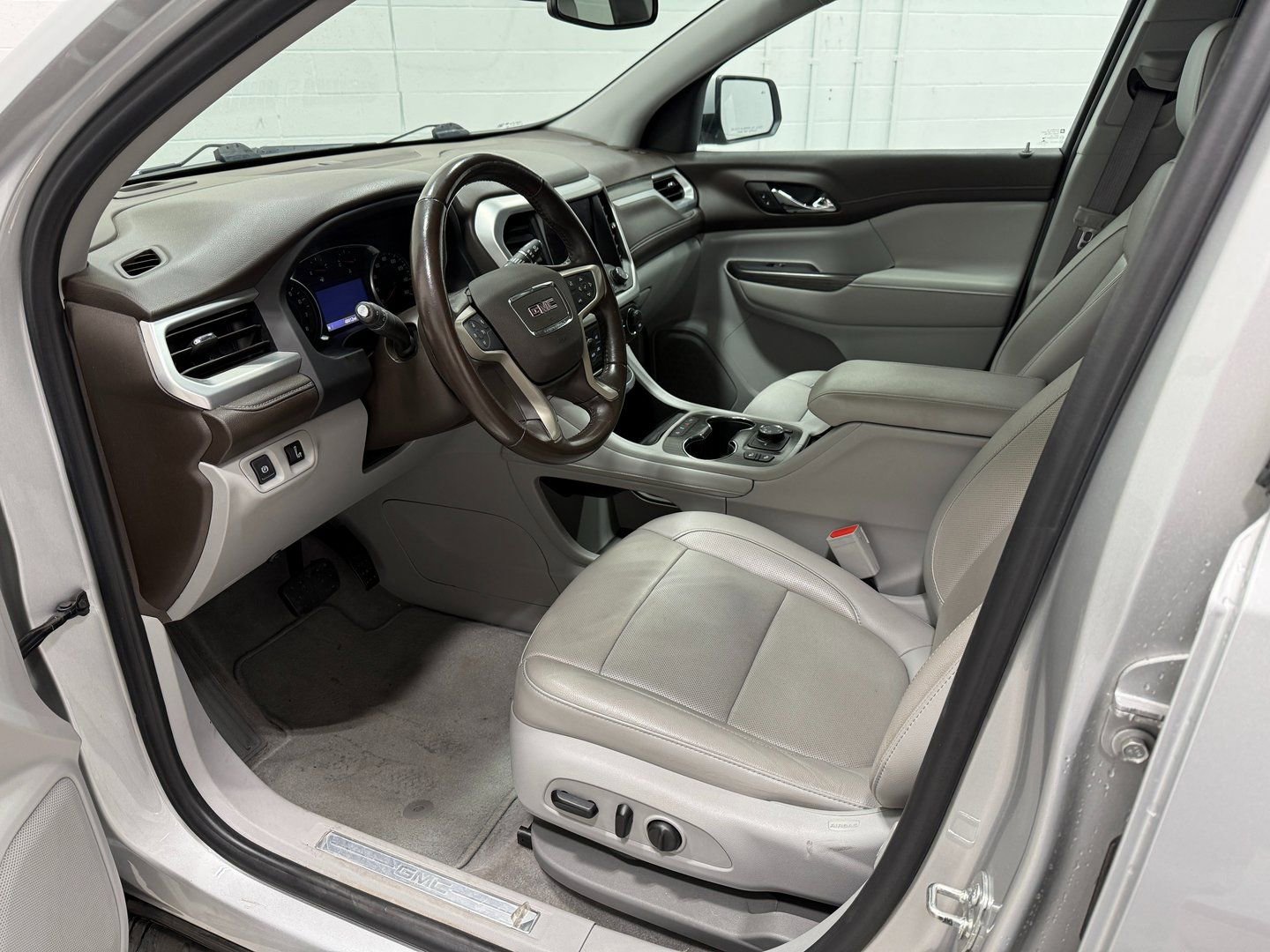 Used 2020 GMC Acadia SLT w/ LPO, Cargo Package image 11