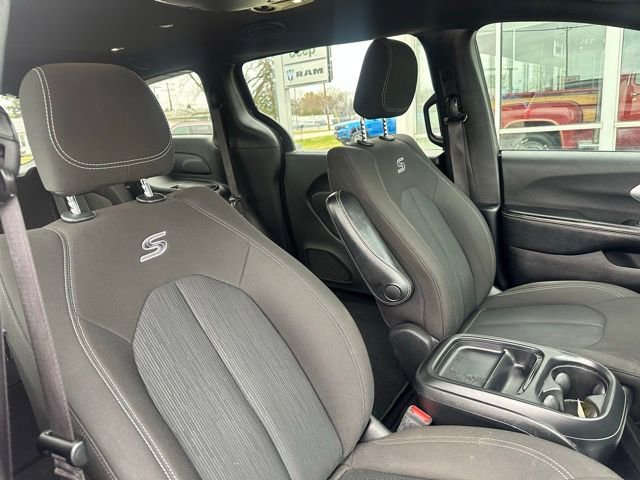 Used 2021 Chrysler Pacifica Touring w/ S Appearance Package image 10