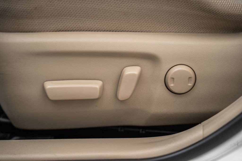 Used 2012 Toyota Camry LE FWD image 30
