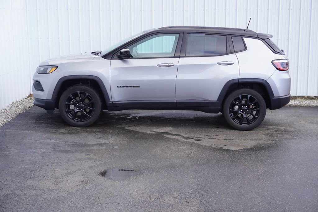 Used 2022 Jeep Compass Altitude w/ Convenience Group AWD/4WD image 3