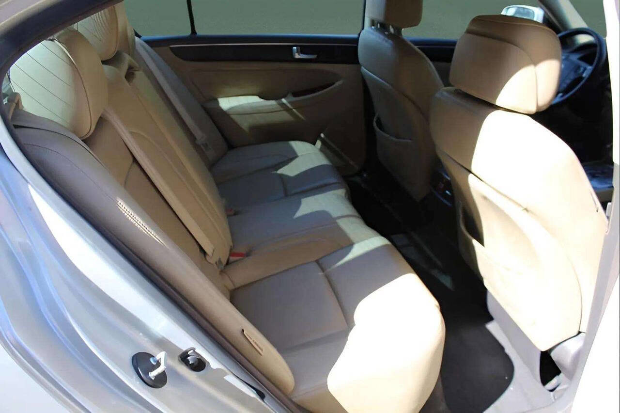 Used 2013 Hyundai Genesis 3.8 w/ Premium Pkg image 15