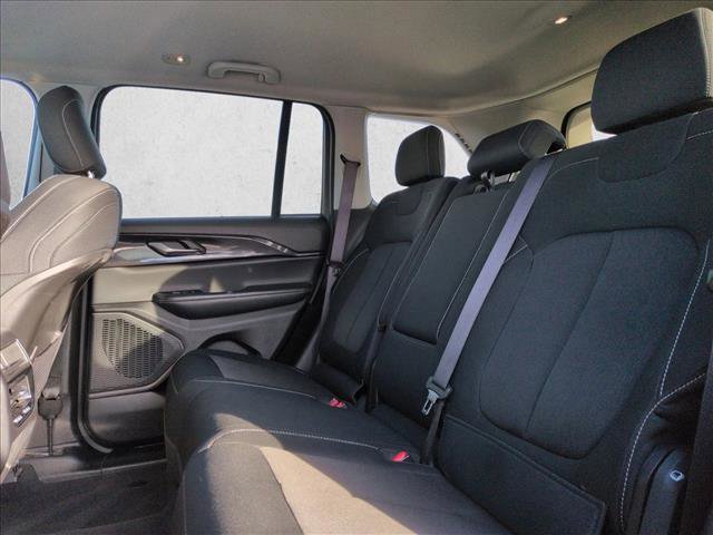 Used 2023 Jeep Grand Cherokee Laredo image 17