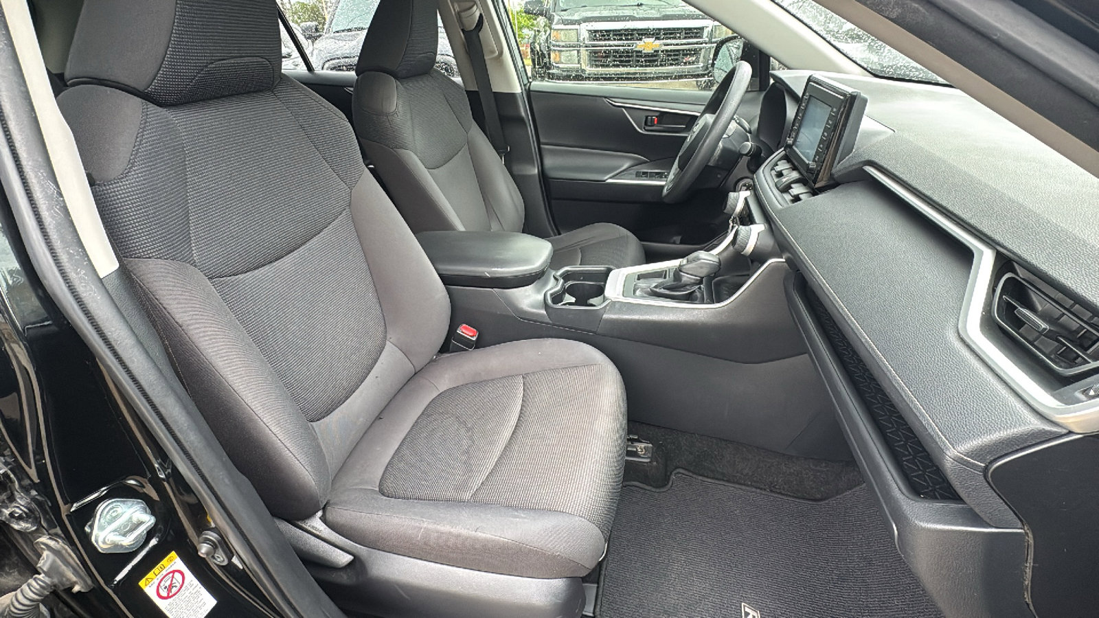 Used 2019 Toyota RAV4 LE FWD image 31