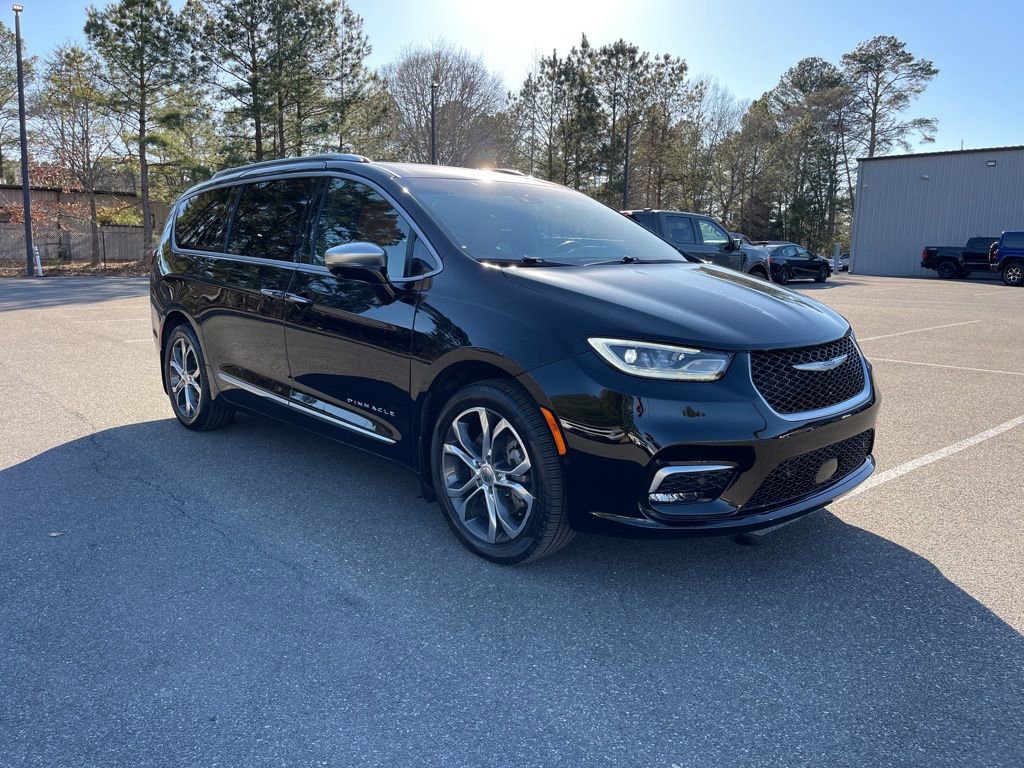 Used 2024 Chrysler Pacifica Pinnacle w/ Trailer Tow Group AWD/4WD image 4