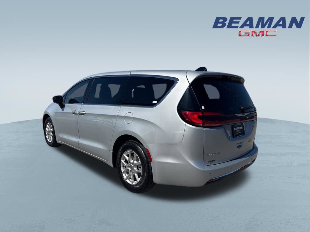 Used 2024 Chrysler Pacifica Touring-L image 5