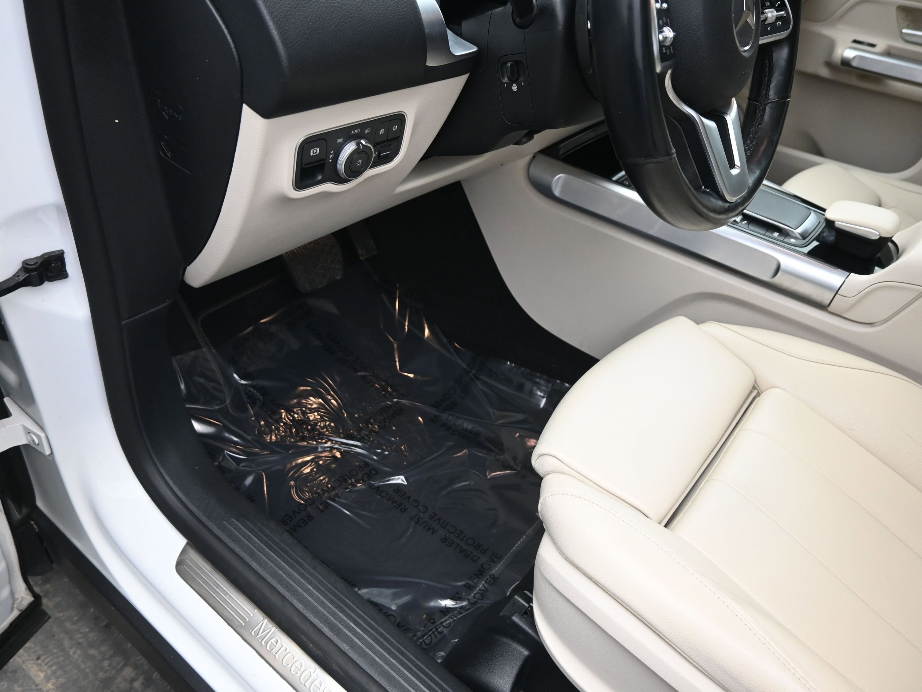 Used 2023 Mercedes-Benz GLB 250 4MATIC w/ Premium Package image 17