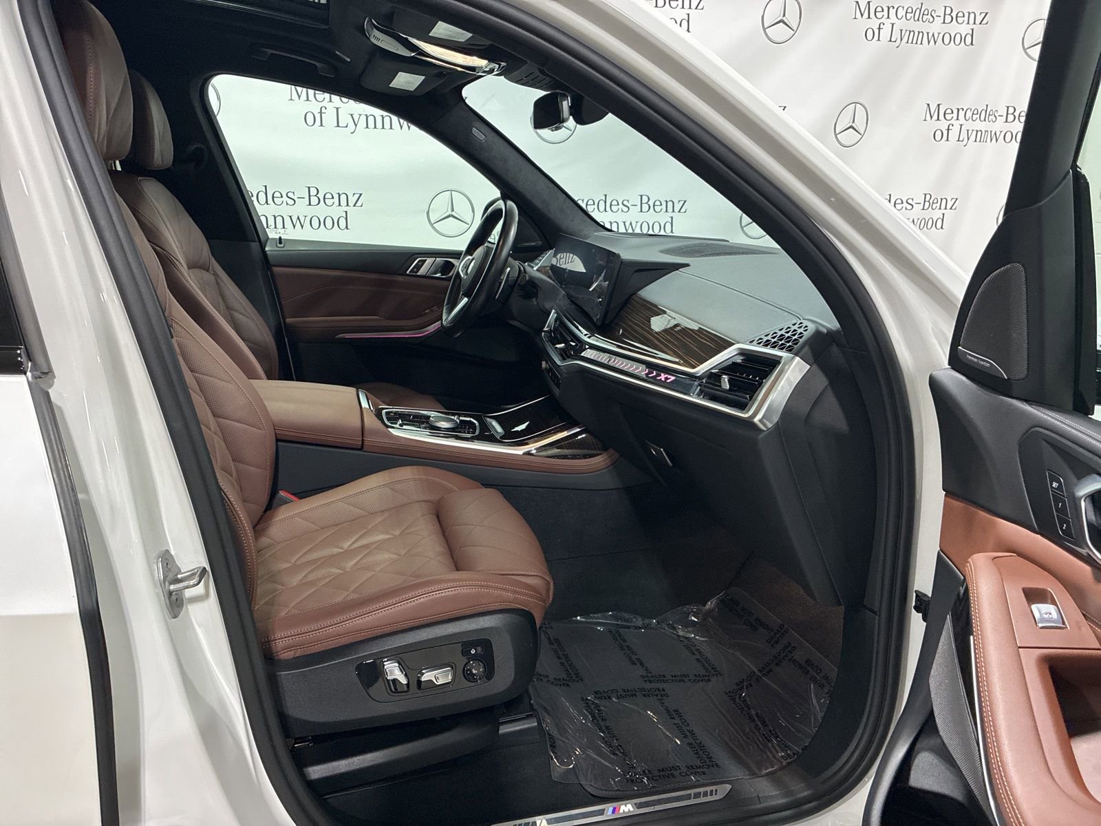 Used 2023 BMW X7 xDrive40i w/ M Sport Package image 28