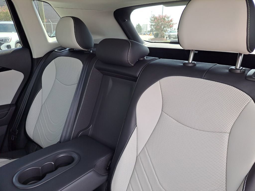 New 2025 Volkswagen Tiguan SE image 23