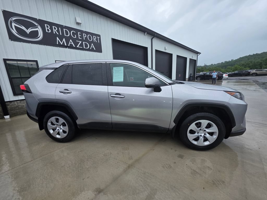 Used 2022 Toyota RAV4 LE AWD/4WD image 5