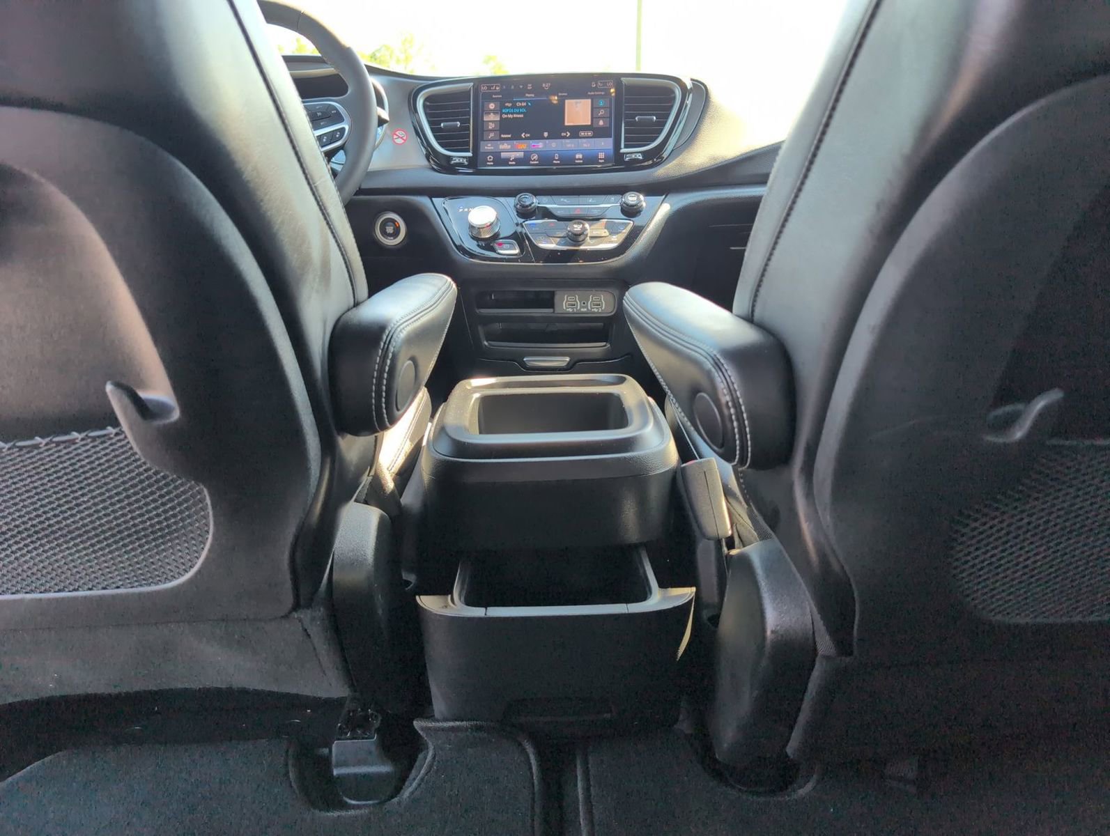 Used 2025 Chrysler Pacifica Select image 32